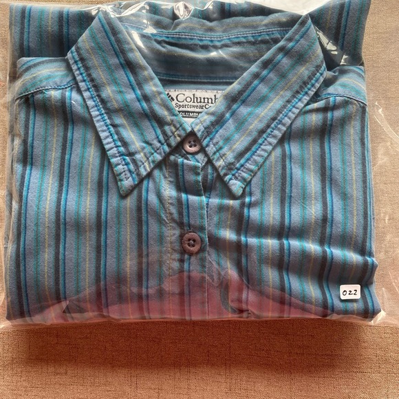 Columbia Vintage Woman’s Button Down Shirt. Fitted, Rounded Hem, Cotton, Size M - Picture 12 of 13